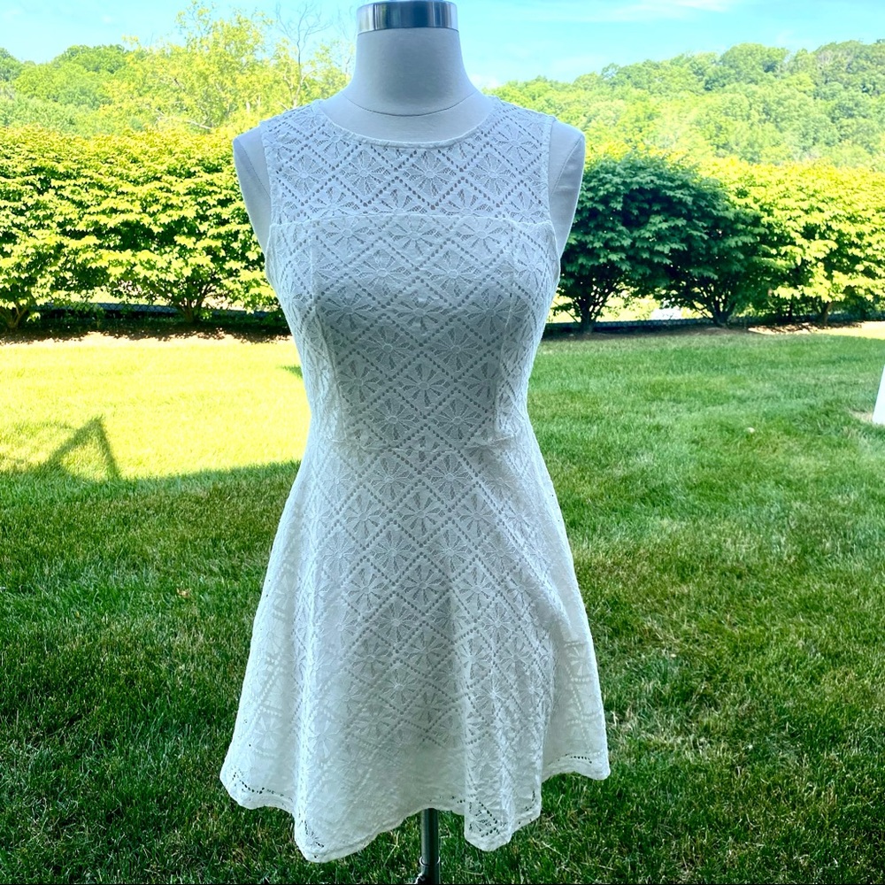 Monteau Lace Sleeveless Dress
